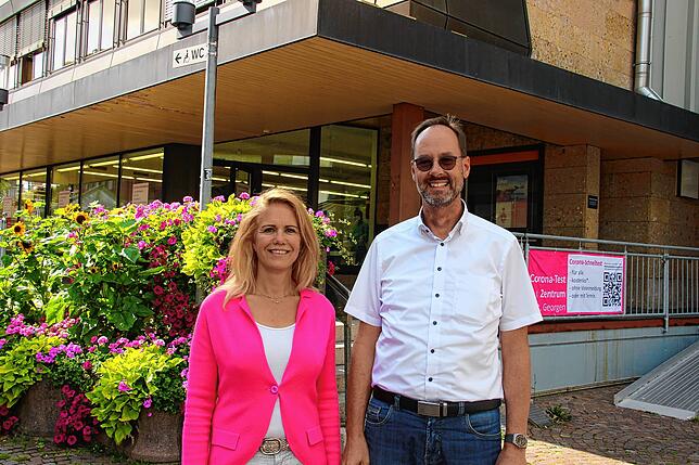 Sigrid Menzel und Guido Eichenlaub betreiben das Testzentrum am Marktplatz. Das Bild ist im August entstanden.