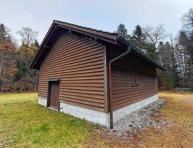 Eine unscheinbare Holzhütte? Nein! Hie liegt der Zugang zum Artilleriewerk „Monoblock“.