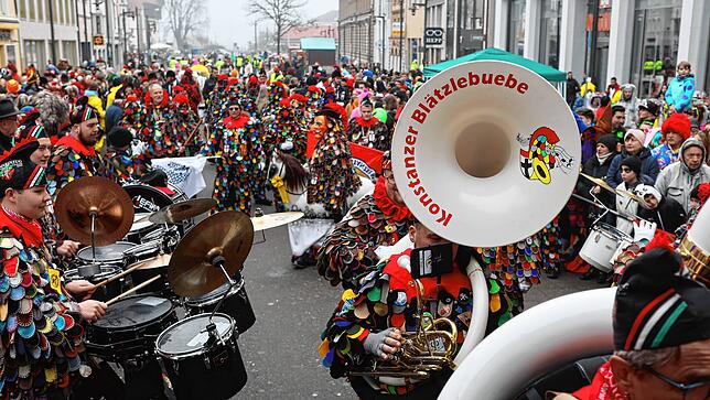 Bild 4: Schmotziger Dunschtig: Auf der Marktstätte treffen sich die Narren und Hästräger