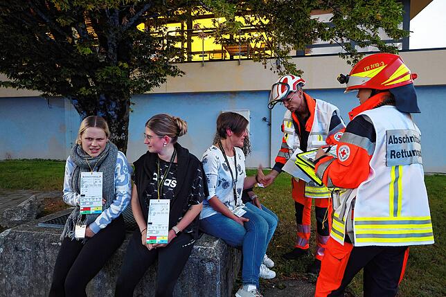 Die ersten Personen konnten nach der Verpuffung im Keller der Helios-Klinik befreit und ins Freie gebracht werden.