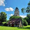 Ein Idyll aus Grimms Märchen? Das Fachwerk eines alten Wirtschaftshofs steht vor Schloss Hohenlupfen auf dem Bergrücken über Stühlingen ...