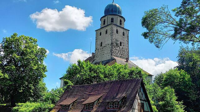 Ein Idyll aus Grimms Märchen? Das Fachwerk eines alten Wirtschaftshofs steht vor Schloss Hohenlupfen auf dem Bergrücken über Stühlingen ...
