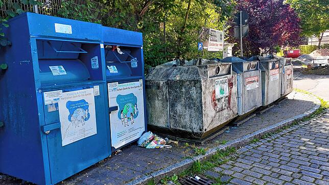 Hier sah es auch schon schlimmer aus: Am Dienstag, 20. August, liegt nur wenig Müll vor den Containern am Biedermann-Kreisel.