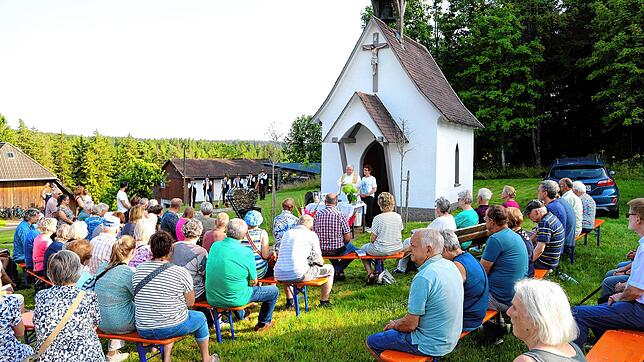 Rund 150 Gläubige nehmen an der Messe an der Gutenkapelle teil, die von Pfarrer Andreas Treuer zelebriert wird. Foto: Hans-Jürgen Kommert