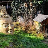 Das ist der Skulpturen-Garten in Bodman, der Peter Lenk gehört. Dort soll der Schwäbische Laokoon nun Platz finden.