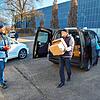 Roland Neubert von den Markdorfer Rotariern (rechts) lädt die medizinischen Hilfsgüter aus seinem Kombi, links Rainer Zanker, der mit ...