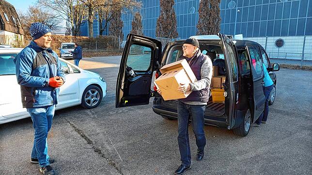 Roland Neubert von den Markdorfer Rotariern (rechts) lädt die medizinischen Hilfsgüter aus seinem Kombi, links Rainer Zanker, der mit ...