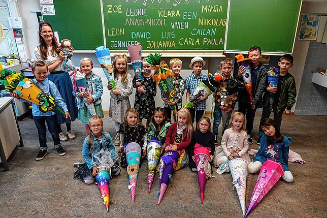 Grundschule Tennenbronn, Klasse 1b: Die Klasse 1b der Grundschule Tennenbronn mit Klassenlehrerin Johanna Rosenfelder.