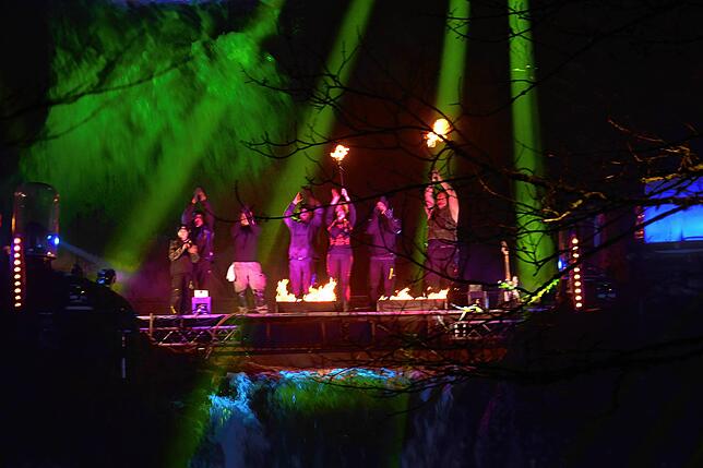 Bild 12: Wie ein Feuerkünstler den Triberger Wasserfall in ein Flammenmeer verwandelt