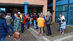 Vor dem Rathaus wird Kinderpunsch, Glühwein und Zopf für eine kleine Spende angeboten, was die Bürger gern nutzen.