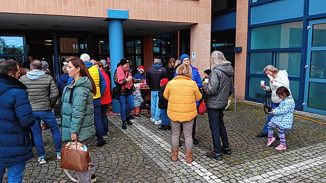 Vor dem Rathaus wird Kinderpunsch, Glühwein und Zopf für eine kleine Spende angeboten, was die Bürger gern nutzen.