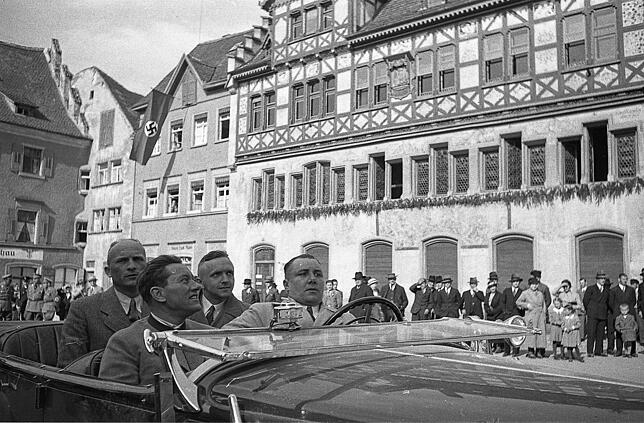Geschichtskulisse Löwenzunft: Gustav Robert Oexles (im Auto links hinten) steile Parteikarriere und seine gute Vernetzung brachte auch ...