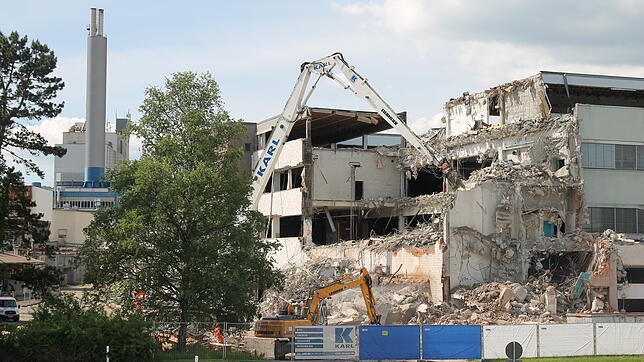 Die Abbrucharbeiten der Werkshallen der ehemaligen Papierfabrik Albbruck habern begonnen.