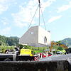 Hängt: Sicher an einem Spezialkran hängt das neue Einlaufbauwerk aus Beton am Haken.