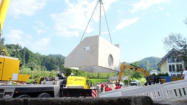 Hängt: Sicher an einem Spezialkran hängt das neue Einlaufbauwerk aus Beton am Haken.