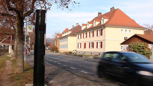 Relativ neu ist der Blitzer an der Hermann-Fischer-Allee in Donaueschingen. Gefahren dürfen hier 50 Stundenkilometer. Wer hier zu ...