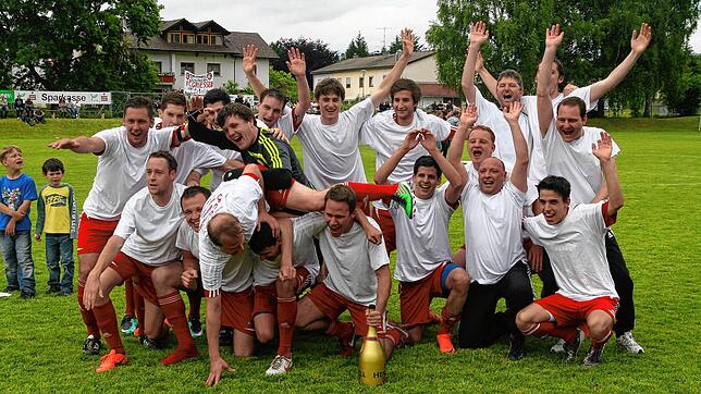 2012, ein Superjahr: Die &bdquo;Erste&ldquo; des FC Grießen feiert den Meistertitel in der Kreisliga A und Aufstieg in die Bezirksliga ...