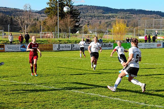 Bild 5: FC Hochrhein wehrt sich tapfer beim 1:2 gegen Spitzenreiter SV Deggenhausertal &ndash; wir haben Bilder!