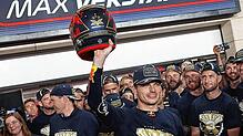 Max Verstappen (vorne) feiert seinen vorzeitigen Weltmeister-Titel mit seinem Team von Red Bull und krönt nach dem Großen Preis von ...