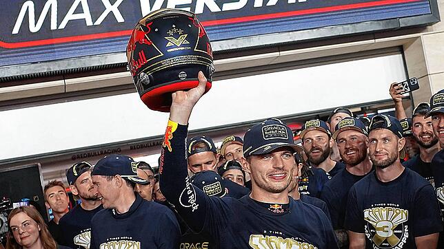 Max Verstappen (vorne) feiert seinen vorzeitigen Weltmeister-Titel mit seinem Team von Red Bull und krönt nach dem Großen Preis von ...