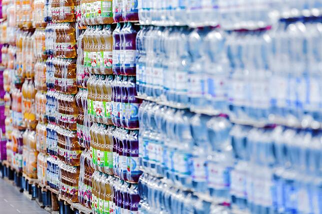 Einweg-Plastikflaschen stehen in einem Supermark auf Paletten. Selbst Discount-Säfte sind sehr teuer geworden.