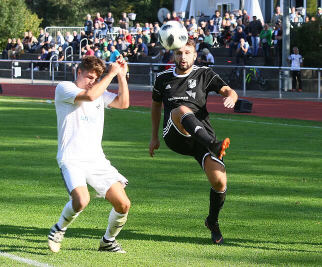 Nervenstark: Bujar Halili (rechts, gegen David Hoffmann vom FC Wehr), mit 32 Toren zweibester Torschütze des SV 08 Laufenburg und der ...
