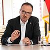 In den nächsten Monaten sieht er seinen Platz am Schreibtisch im Rathaus und nicht bei Wahlkampf-Aktivitäten: Uli Burchardt, ...