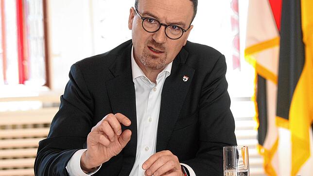 In den nächsten Monaten sieht er seinen Platz am Schreibtisch im Rathaus und nicht bei Wahlkampf-Aktivitäten: Uli Burchardt, ...