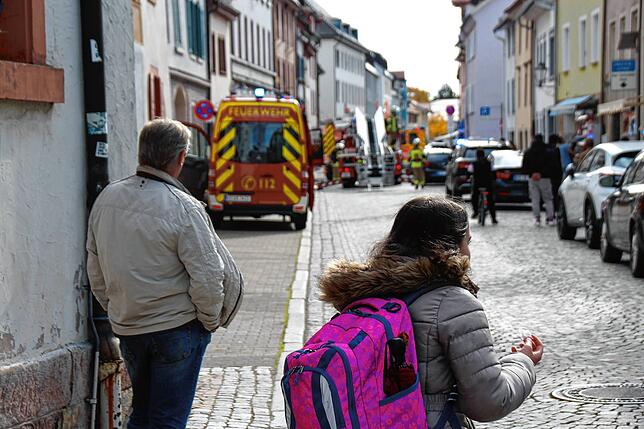 Der Brand zur Mittagszeit lockt auch viele Zuschauer in die Gerberstraße.