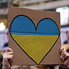 Ein Herz in den Farben der ukrainischen Flagge.