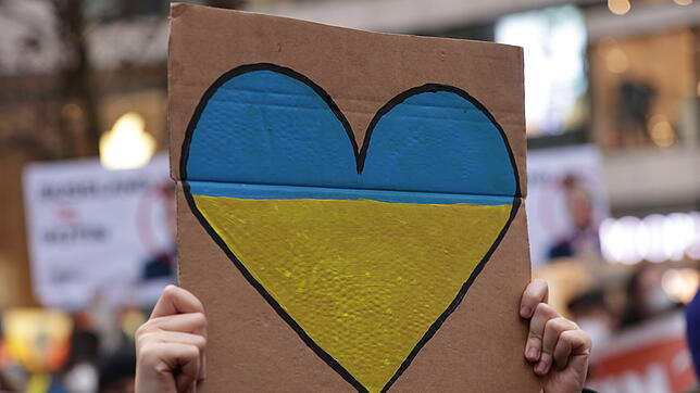 Ein Herz in den Farben der ukrainischen Flagge.