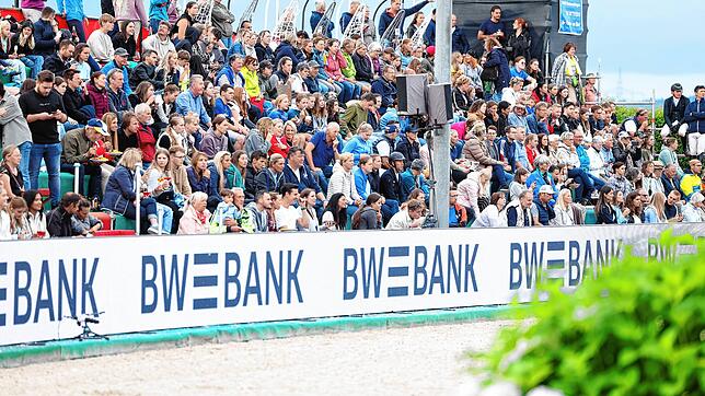 Das Besucherinteresse ist beim Fest der Pferde 2023 sehr groß. Volle Zuschauerränge gibt es folglich beim diesjährigen Umlauf auf dem ...