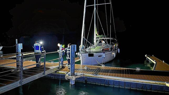 Die Segelyacht am Steg beim Restaurant Riva. Zwei Erwachsene und drei Kinder wurden im Sturm gerettet.