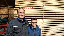 Sie stehen für die Zukunft des Sägewerkes Jehlin in Hänner: Eigner Markus Jehlin und Sohn Felix.
