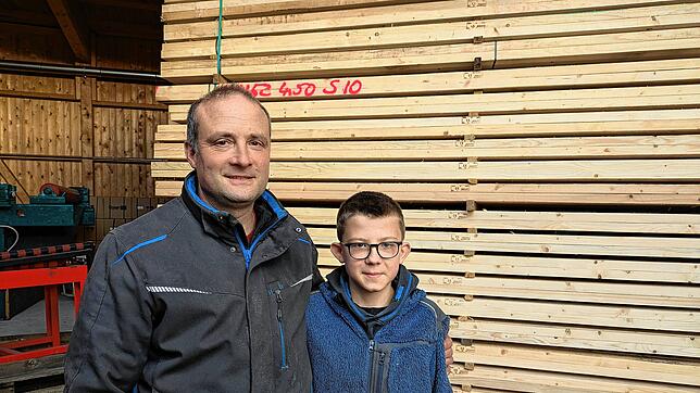 Sie stehen für die Zukunft des Sägewerkes Jehlin in Hänner: Eigner Markus Jehlin und Sohn Felix.