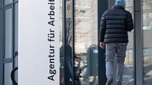 Bei der Agentur für Arbeit sollte man sich in bestimmten Situationen arbeitssuchend oder arbeitslos melden.