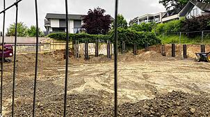 Die Baustelle des Neubaus gegenüber des Hesse-Hauses. Hier soll ein Wohnblock mit elf Wohnungen entstehen.