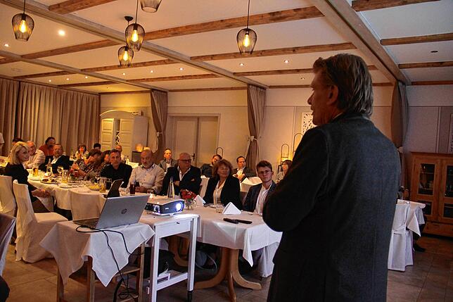 Weiße Sessel, gedämpftes Licht: Thomas Bareiß (rechts) hatte ins „Rössle“ in Frohnstetten eingeladen.