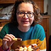 Jacqueline Weiß mit Cashewstangen.