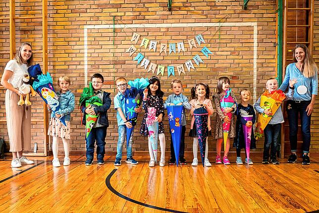 Löwenklasse: Die Erstklässler mit Klassenlehrern Stefanie Diefenbach und Hannah Welzel.