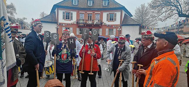 Buchstabensalat – bevor die Narren nach langem hin und her den Schlüssel kriegen, müssen sie sich erstmal in der richtigen ...