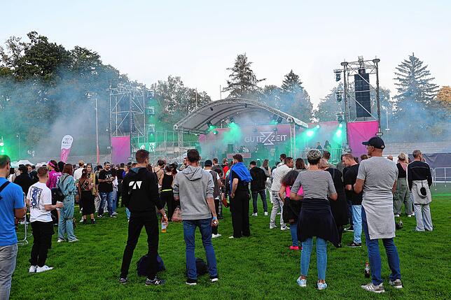 Bild 13: Konstanz: Wummernde Bässe, lässige Outfits und eine gute Zeit: Festival startet im Bodensee-Stadion