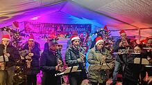 Eine Abordnung des Musikvereins Riedheim sorgte auf der Dorfweihnacht an der „Linde“ für vorweihnachtliche Stimmung. Bild: Andreas Lang