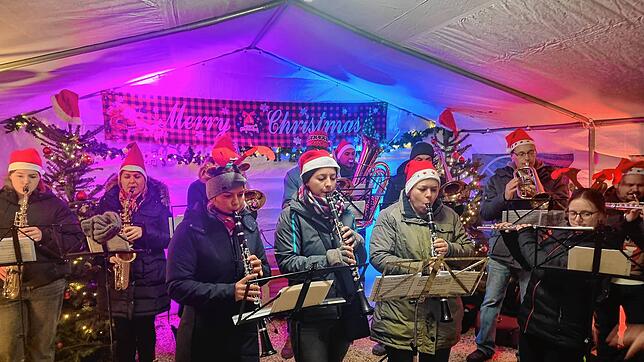 Eine Abordnung des Musikvereins Riedheim sorgte auf der Dorfweihnacht an der „Linde“ für vorweihnachtliche Stimmung. Bild: Andreas Lang