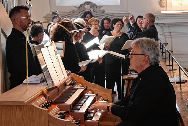 Kirchenmusikdirektor Georg Koch an der neuen Orgel und der Projektchor aus Mitgliedern aller Kirchenchöre der Seelsorgeeinheit begleiten ...