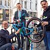 Koordinator Kristof Ehrlich (links) bringt Schwung in die Radfahrmobilität. Gemeinsam mit OB Simon Gröger übergibt er eine ...