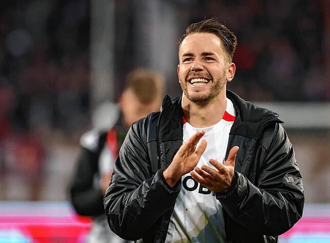 Freiburgs Christian Günter feiert nach dem Spiel mit den Fans.