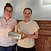 Die Bibliothekarinnen Bärbel Oetken (links) und Judith Maier-Hagen brachten zur Vorstellung ihres aktuellen Jahresbericht eine ...