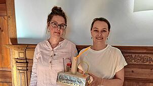 Die Bibliothekarinnen Bärbel Oetken (links) und Judith Maier-Hagen brachten zur Vorstellung ihres aktuellen Jahresbericht eine ...
