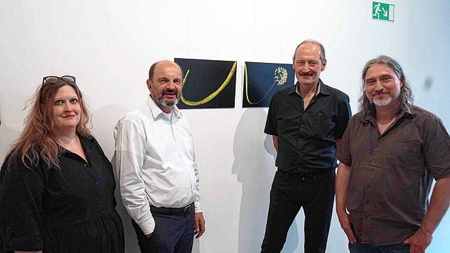 Ausstellungseröffnung im Kunschtstüble im Rathaus, hier mit Makroaufnahmen aus dem Scanner von einer Zimmertanne und einer Zwiebelblüte. ...